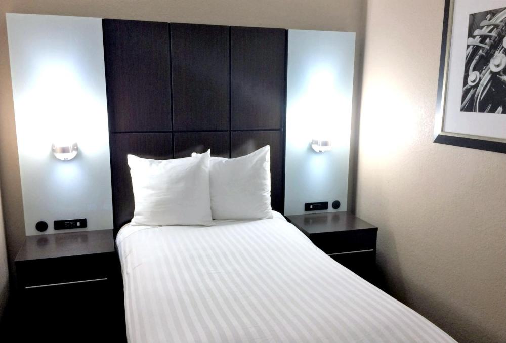 Family Room with Two Queen Beds and Single Bed - Non-Smoking interior